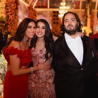 Anant Ambani (kedua dari kanan) bersama adiknya, Akash. Radhika, calon istri Anant yang berdiri di sebelahnya, menebar pesonanya dalam balutan gaun Versace. (Foto: Reliance Industries/Handout via REUTERS)