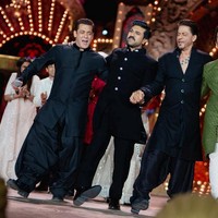 Selain Shah Rukh Khan, hadir pula para bintang Bollywood lainnya seperti Salman Khan, Ram Charan, dan Aamir Khan. (Foto: Reliance Industries/Handout via REUTERS)