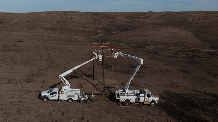 Foto Udara Lahan yang Hangus Terbakar di Texas A drone view shows workers with North Plain Electric repairing power lines in the aftermath of the Smokehouse Creek Fire in Canadian, Texas, U.S., March 4, 2024. REUTERS/Adrees Latif