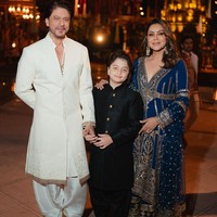 Bintang Bollywood Shah Rukh Khan menghadiri pesta jelang pernikahan Anant Ambani, putra orang terkaya di Asia Mukesh Ambani, yang digelar selama tiga hari di Jamnagar, Gujarat, India, pada 1-3 Maret 2024. Inilah gayanya bersama sang putra, AbRam, dan istri, Gauri Khan. (Foto: Reliance group via AP)