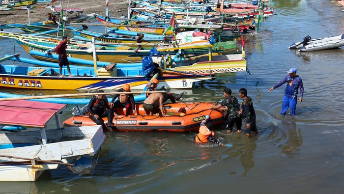 Tim SAR gabungan membawa jenazah peselancar Australia Gunther Henry Kitzler (55) menggunakan perahu karet di Pantai Grajagan, Banyuwangi, Jawa Timur, Selasa (5/3/2024). WNA Australia yang hilang terseret ombak pada Senin (4/3) itu berhasil ditemukan oleh tim SAR gabungan pada Selasa (5/4) di sekitaran Pantai Grajagan dalam kondisi meninggal dunia. ANTARA FOTO/Budi Candra Setya/aww.