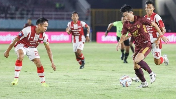 Gelandang PSM Makassar Kenzo Nambu berusaha melewati penjagaan pemain Persis Solo dalam laga lanjutan Liga 1 2023/2024.