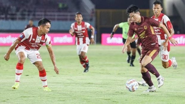 Gelandang PSM Makassar Kenzo Nambu berusaha melewati penjagaan pemain Persis Solo dalam laga lanjutan Liga 1 2023/2024.