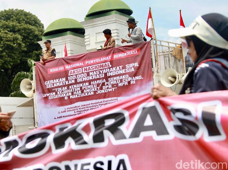 Geruduk DPR, Massa Gelar Aksi Lawan Kecurangan Pemilu