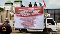 Tuntutan itu antara lain terkait harga sembako yang mahal hingga desakan kepada DPR untuk menggunakan hak angket terkait Pemilu 2024. 