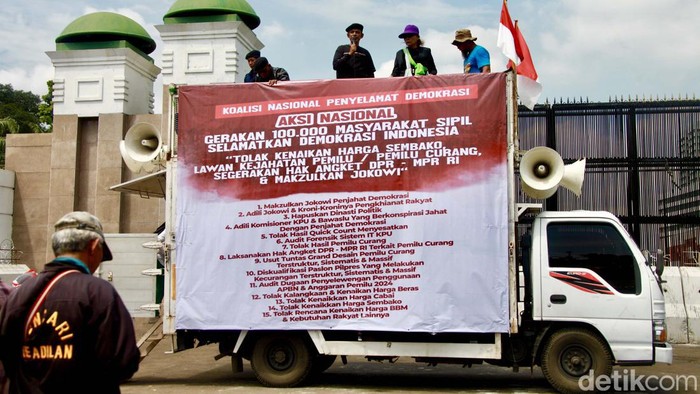 Geruduk Dpr Massa Gelar Aksi Lawan Kecurangan Pemilu