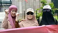 Aksi ini diikuti oleh kaum pria dan wanita. 