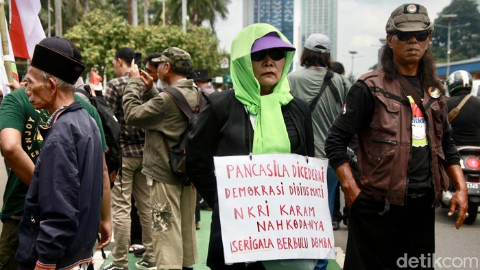 Geruduk DPR, Massa Gelar Aksi Lawan Kecurangan Pemilu Massa Koalisi Nasional Penyelamat Demokrasi menggeruduk gedung DPR Jakarta. Mereka gelar aksi lawan kejahatan pemilu hingga seruan pemakzulan Jokowi.
