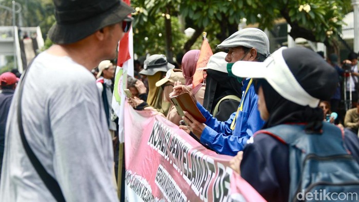 Geruduk DPR, Massa Gelar Aksi Lawan Kecurangan Pemilu Massa Koalisi Nasional Penyelamat Demokrasi menggeruduk gedung DPR Jakarta. Mereka gelar aksi lawan kejahatan pemilu hingga seruan pemakzulan Jokowi.