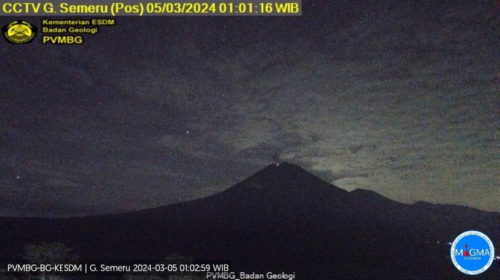 gunung semeru erupsi  pukul 01:00 WIB dengan tinggi kolom abu teramati ± 500 meter