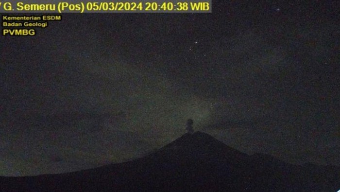Gunung Semeru erupsi