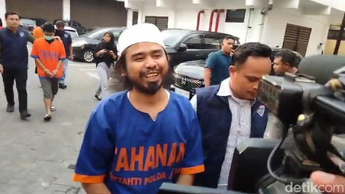 Gus Samsudin saat dipindahkan dari ruang tahanan ke ruang penyidik Subdit Siber Polda Jatim.