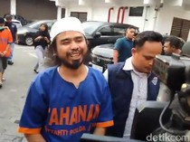 Tampang Cengengesan Gus Samsudin Pakai Baju Tahanan Polda Jatim