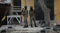 Jam malam akan diberlakukan mulai pukul 18.00 hingga 05.00 di wilayah Ouest, termasuk ibu kota, hingga Rabu mendatang, kata pemerintah dalam sebuah pernyataan, seperti dikutip dari kantor berita AFP, Senin (4/3/2024), seraya menambahkan bahwa jam malam dan keadaan darurat dapat diperpanjang. (REUTERS/Ralph Tedy Erol)  