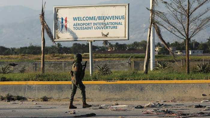 A Haitian soldier patrols outside the Toussaint Louverture International Airport following a gunfight with armed gangs in the surroundings of the airport, as the government declared a state of emergency amid violence, in Port-au-Prince, Haiti, March 4, 2024. REUTERS/Ralph Tedy Erol