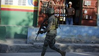 Serangan itu terjadi sebagai bagian dari serangkaian kekerasan ekstrem baru di ibu kota Haiti, di mana geng-geng bersenjata lengkap yang menguasai sebagian besar kota telah menimbulkan kekacauan sejak Kamis lalu. (AP Photo/Odelyn Joseph)  