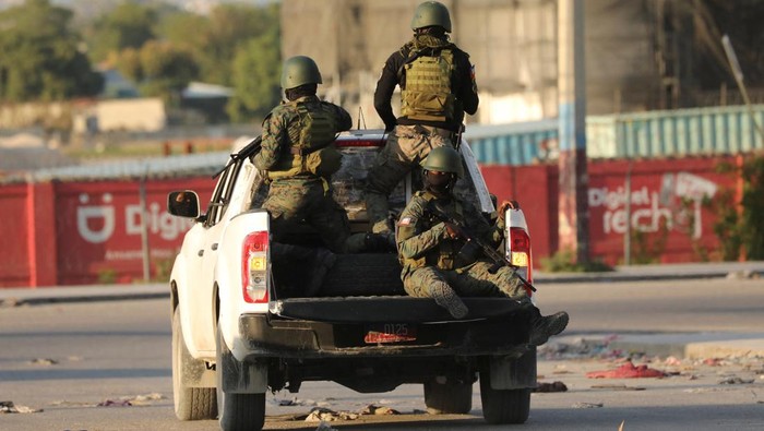 A Haitian soldier patrols outside the Toussaint Louverture International Airport following a gunfight with armed gangs in the surroundings of the airport, as the government declared a state of emergency amid violence, in Port-au-Prince, Haiti, March 4, 2024. REUTERS/Ralph Tedy Erol