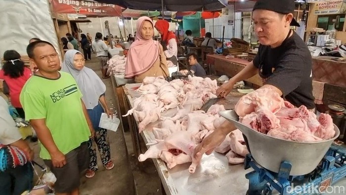 Pedagang daging ayam di Pasar Pengging, Banyudono, Boyolali, Selasa (5/3/2024).
