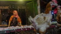 Kenaikan harga tersebut akibat pasokan dari peternak menurun sementara permintaan terus naik.   