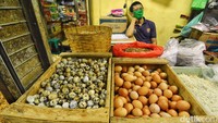 Harga telur ayam juga naik, perkilonya mencapai Rp 32 ribu. Dan harga telur puyuh juga naik. Perkilonya Rp 42 ribu.
