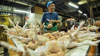 Kenaikan harga salah satunya daging ayam. Harga per kilo mencapai Rp 40 ribu.