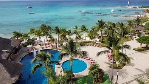 Ilustrasi hotel di pantai Bali.