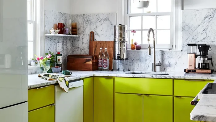 ilustrasi dapur minimalis dengan batu alam/Nicole Lanteri Design via Homes & Gardens