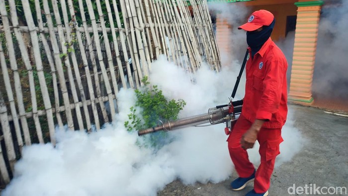 Ilustrasi. Fogging pemberantasan nyamuk penyebab DBD di Ponorogo.