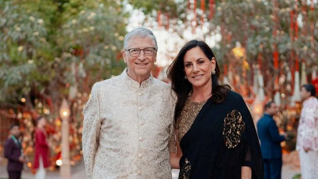 Bill Gates and Paula Hurd pose during the pre-wedding celebrations of Anant Ambani, son of Mukesh Ambani and Radhika Merchant, daughter of industrialist Viren Merchant, in Jamnagar, Gujarat, India, March 3, 2024. Reliance Industries/Handout via REUTERS THIS IMAGE HAS BEEN SUPPLIED BY A THIRD PARTY. NO RESALES. NO ARCHIVES.