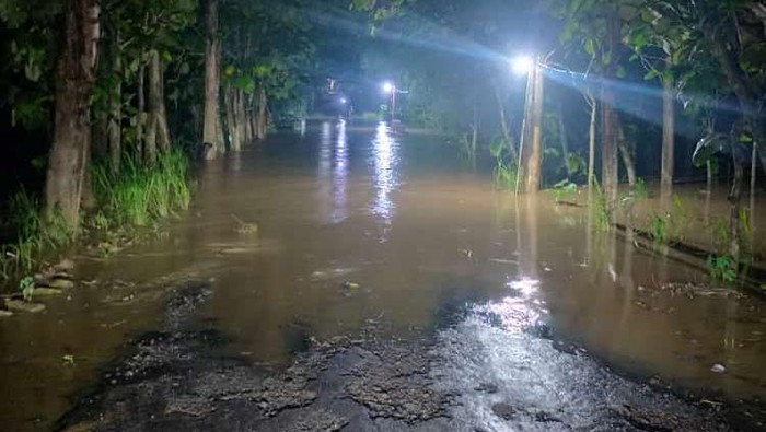 Jalan di wilayah Kapanewon Semin, Kabupaten Gunungkidul, terendam air luapan Sungai Oyo, Selasa (5/3/2024) malam.