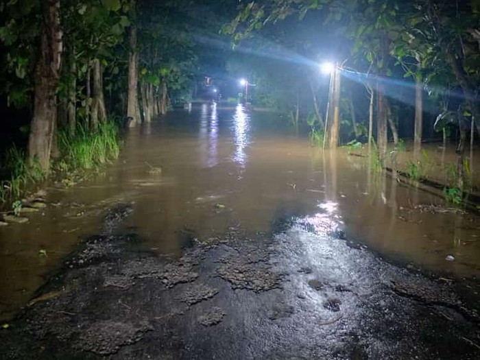Jalan di wilayah Kapanewon Semin, Kabupaten Gunungkidul, terendam air luapan Sungai Oyo, Selasa (5/3/2024) malam.