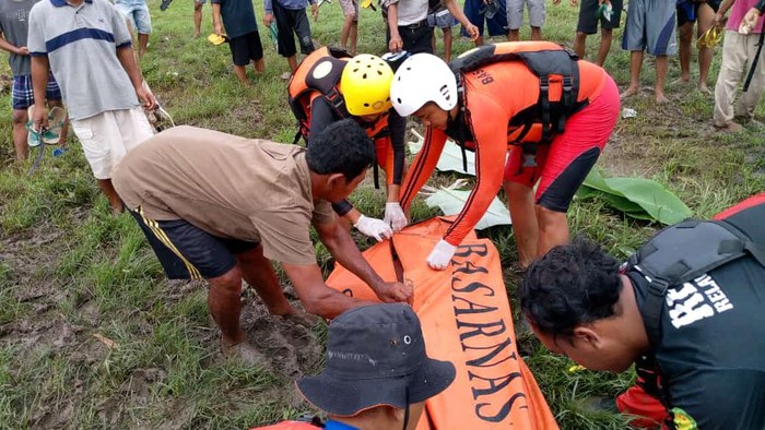 Jasad Axel Rama Rafiansyah dievakuasi usai hanyut dan meninggal.