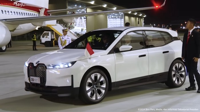 Jokowi Naik BMW iX di Australia