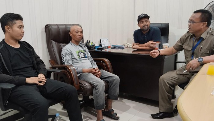 Jukir peras pengendara mobil dengan minta tarif parkir Rp 15 ribu di Makassar diperiksa PD Parkir Makassar Raya.