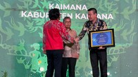 Pemerintah daerah Kaimana berhasil meraih penghargaan bergengsi Adipura di bawah kepemimpinan Bupati Freddy Thie dari pemerintah pusat. Penghargaan ini tak lepas dari kerja keras semua pihak, terutama dalam menjaga kebersihan dan pengelolaan sampah di Kaimana. Di bawah kepemimpinannya terus konsisten menjaga tiga sektor untuk menopang pariwisata, yakni kebersihan, keamanan dan toleransi.