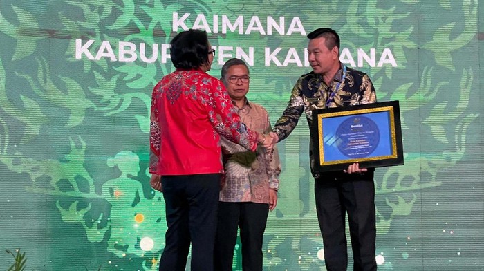 Pemerintah pusat lewat Menteri Lingkungan Hidup dan Kehutanan (LHK), Siti Nurbaya menganugerahkan penghargaan Adipura tahun penilaian 2023 untuk kepala daerah di Manggala Wanabakti, Jakarta.