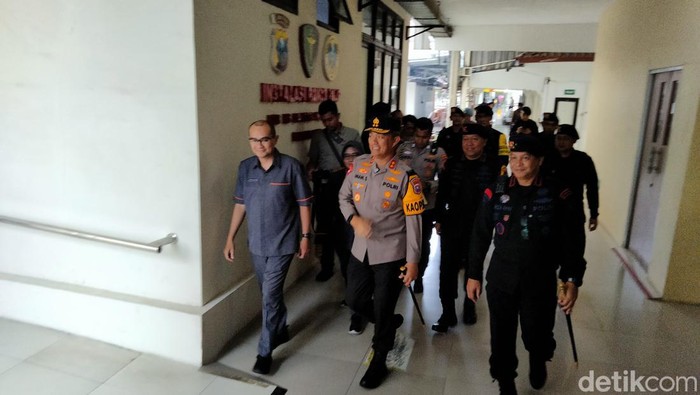Kapolda Jatim Irjen Imam Sugianto usai menjenguk personelnya di RS Bhayangkara Surabaya