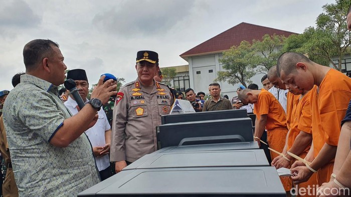 Kapolda Riau, Irjen Mohammad Iqbal saat mengecek barang bukti sebelum dimusnahkan. (Raja Adil Siregar/detikSumut)