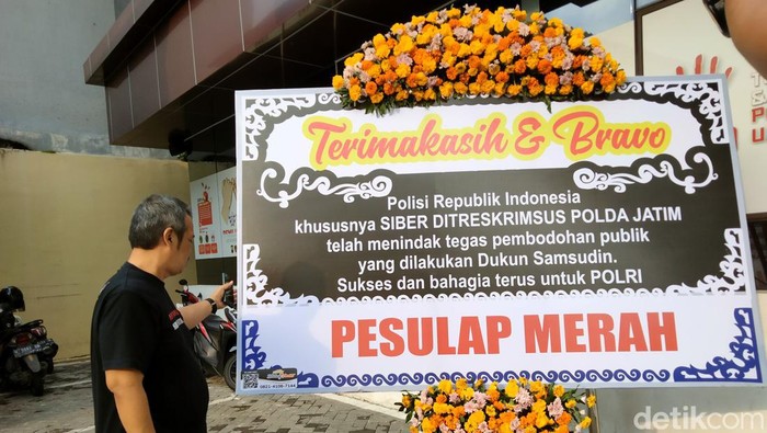 karangan bunga pesulap merah