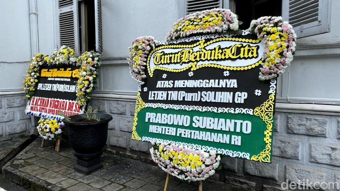 Karangan bunga ucapan berdukacita dari Menhan Prabowo Subianto.