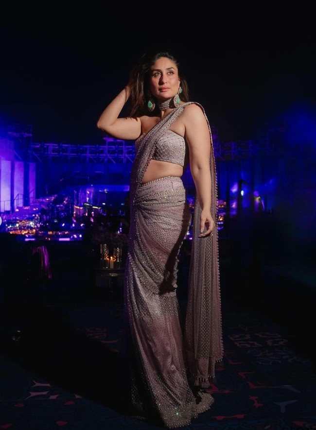 Saree yang dipasangkan dengan bustier senada itu tampak memperlihatkan bagian perut dan pundak Kareena. Dengan detail payet mutiara yang terpasang di seluruh bagian kain saree membuat penampilan Kareena makin terlihat mewah dan elegan. Foto: Instagram/@kareenakapoorkhan