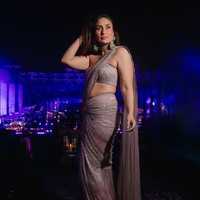 Saree yang dipasangkan dengan bustier senada itu tampak memperlihatkan bagian perut dan pundak Kareena. Dengan detail payet mutiara yang terpasang di seluruh bagian kain saree membuat penampilan Kareena makin terlihat mewah dan elegan. Foto: Instagram/@kareenakapoorkhan