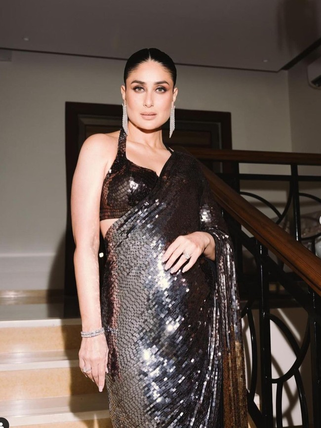 Untuk hari kedua Kareena tampil tak kalah menawan dengan saree berwarna gelap. Mengenakan saree sequin hitam Kareena tampil memukau. Foto: Instagram/@kareenakapoorkhan
