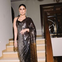 Saree hitam yang dikenakannya itu dipadukan dengan riasan smokey eyes dan lipstik berwarna nude. Sementara rambutnya tampak simpel dan rapih dicepol ke belakang. Foto: Instagram/@kareenakapoorkhan