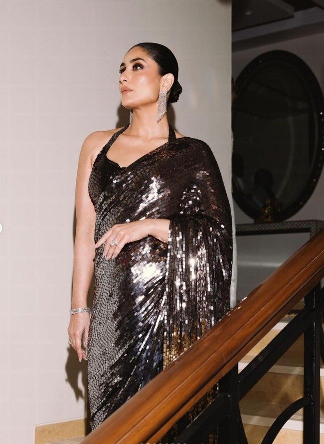 Untuk mempercantik dan menambah kesan mewah pada penampilannya Kareena juga mengenakan anting gantung berlian. Gaya Kareena itu pun banjir pujian netizen. “Youre so beautiful,” komentar salah seorang netizen. Foto: Instagram/@kareenakapoorkhan