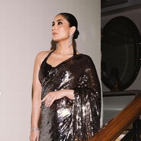 Untuk mempercantik dan menambah kesan mewah pada penampilannya Kareena juga mengenakan anting gantung berlian. Gaya Kareena itu pun banjir pujian netizen. “Youre so beautiful,” komentar salah seorang netizen. Foto: Instagram/@kareenakapoorkhan