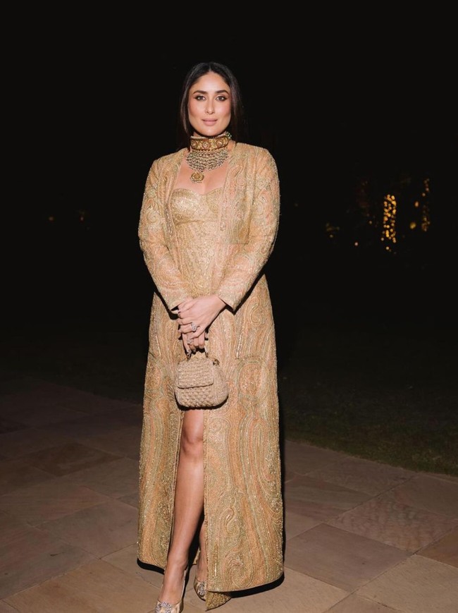 Di hari ketiga Kareena tampil lebih tertutup mengenakan busana serba gold dari Ritu Kumar. Rambutnya pun tampak hanya dibiarkan terurai. Foto: Instagram/@kareenakapoorkhan