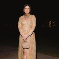 Di hari ketiga Kareena tampil lebih tertutup mengenakan busana serba gold dari Ritu Kumar. Rambutnya pun tampak hanya dibiarkan terurai. Foto: Instagram/@kareenakapoorkhan