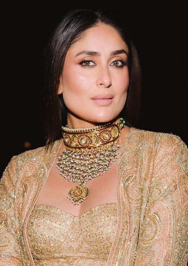 Sesuai dengan outfit yang dikenakannya, Kareena tampil dengan riasan bernuansa nude. Dalam keterangan unggahannya Kareena juga menulis, “Golden Girl (S)”. Foto: Instagram/@kareenakapoorkhan