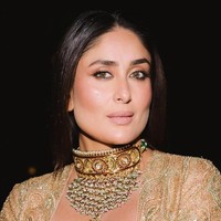 Sesuai dengan outfit yang dikenakannya, Kareena tampil dengan riasan bernuansa nude. Dalam keterangan unggahannya Kareena juga menulis, “Golden Girl (S)”. Foto: Instagram/@kareenakapoorkhan